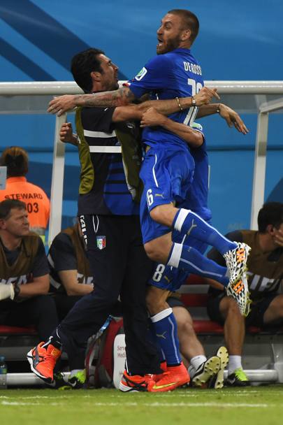 Dopo il gol di Balotelli, De Rossi va ad abbracciare Buffon. Afp
